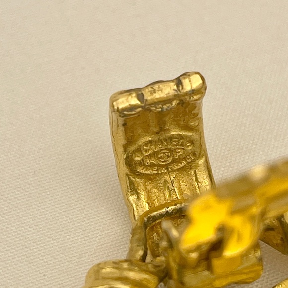 CHANEL Earrings Gold Tone 93P - Picture 6 of 6